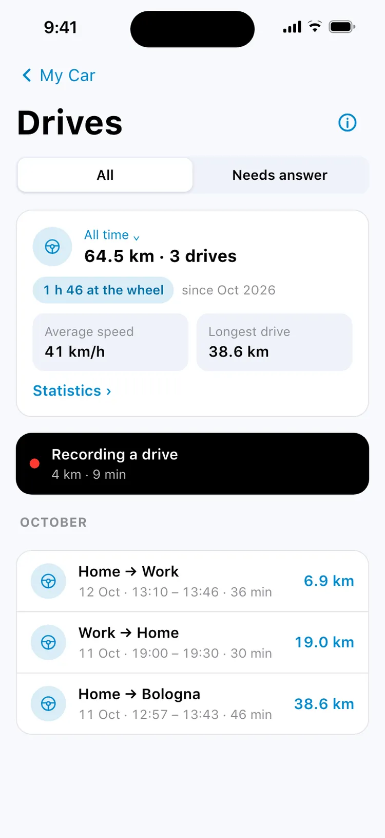 L’écran Parcours de MyGarage : 64,5 km en 3 parcours, vitesse moyenne et plus long parcours, un parcours en cours d’enregistrement et la liste d’octobre avec des parcours comme Domicile vers Travail, 6,9 km