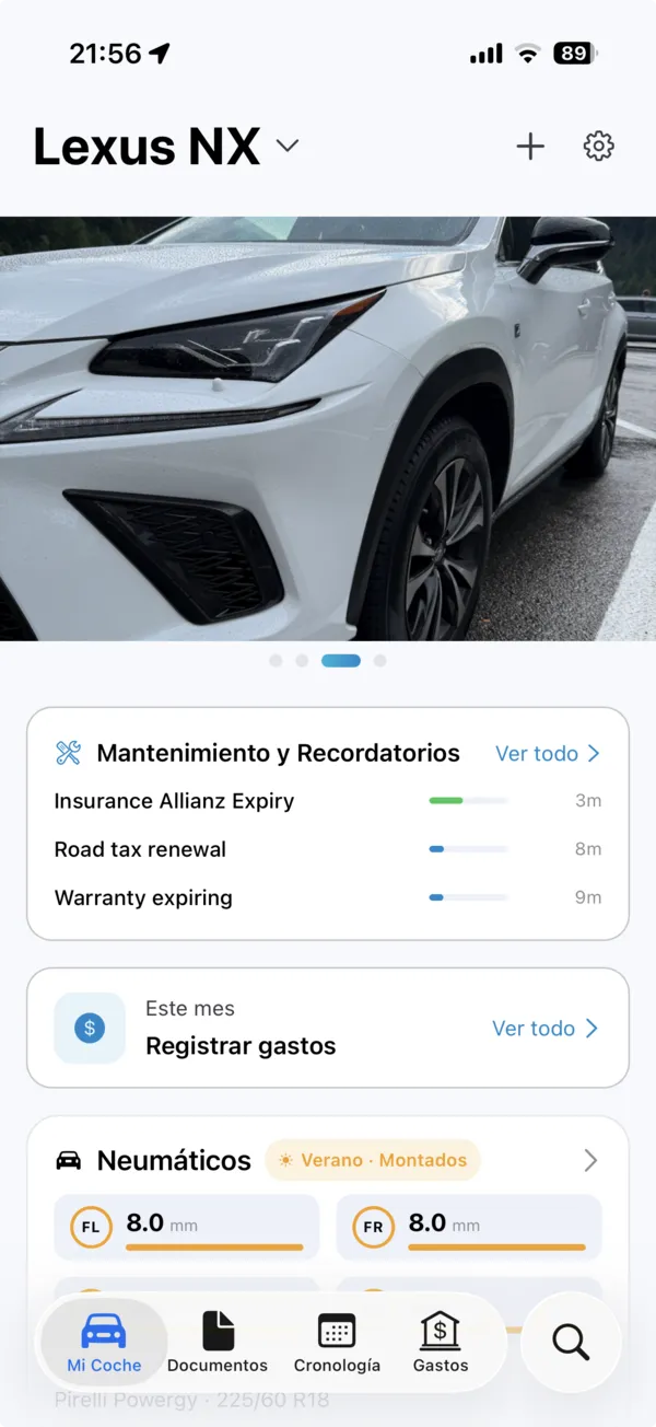 La pantalla de inicio de MyGarage para un Lexus NX, con recordatorios de renovación, gastos y profundidad del dibujo de los neumáticos
