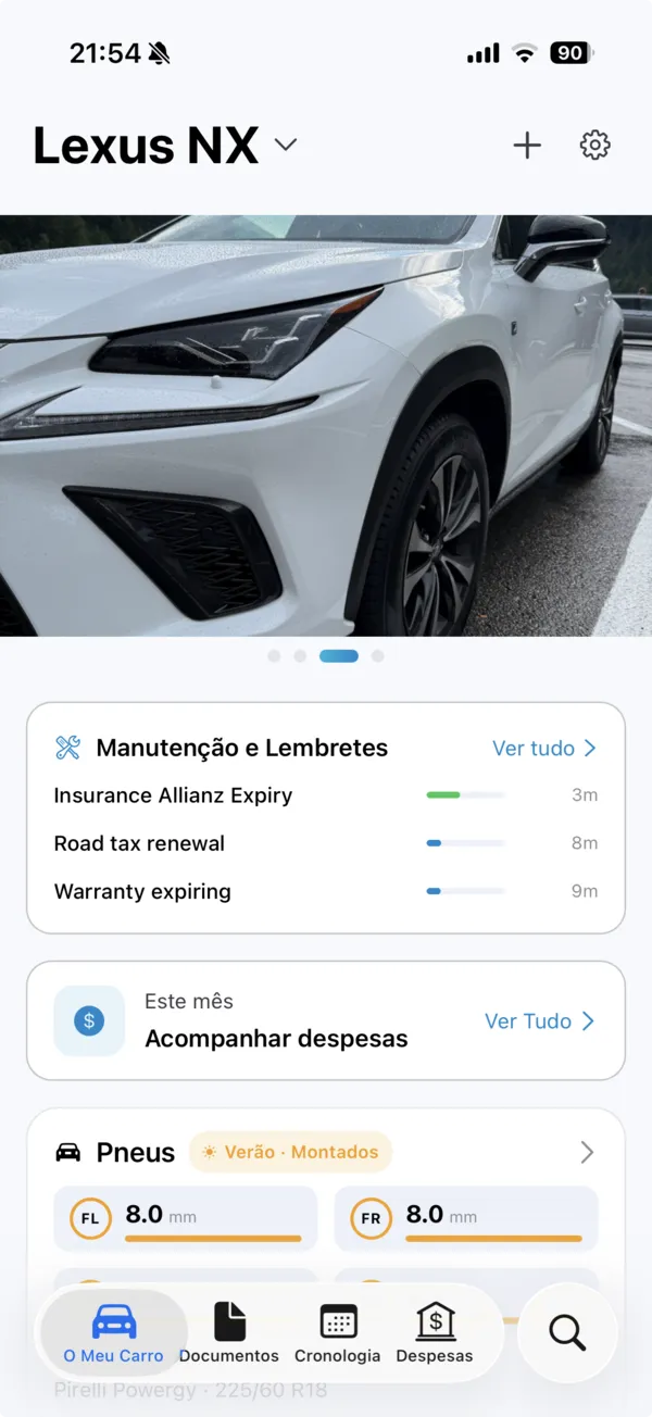 O ecrã inicial do MyGarage para um Lexus NX, com lembretes de renovação, despesas e profundidade do piso dos pneus