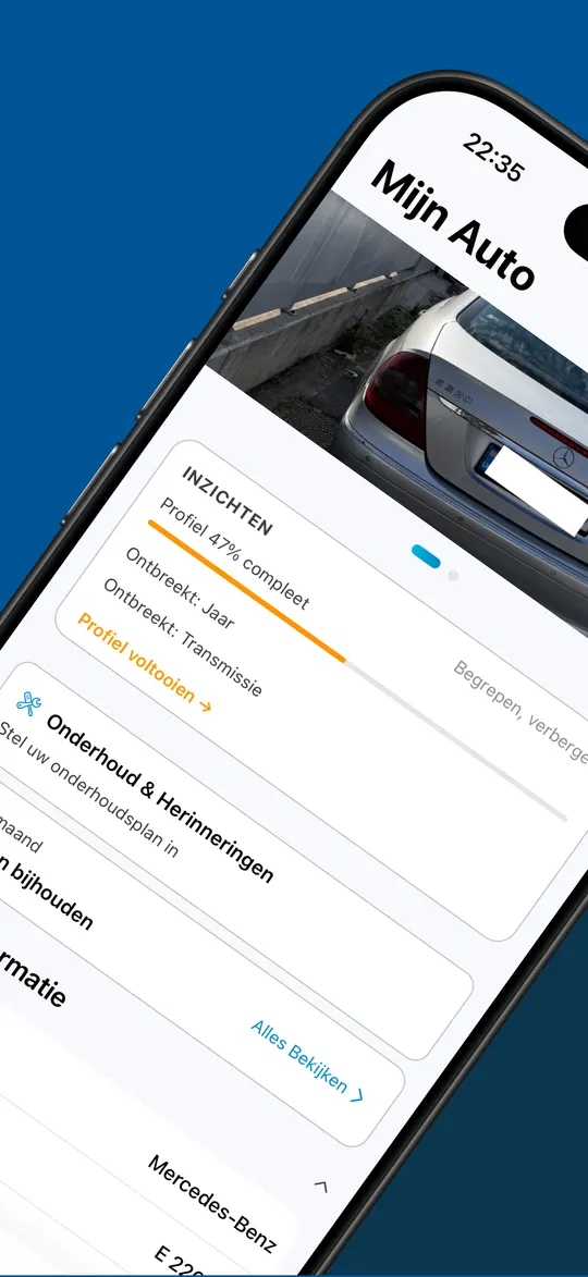 Het scherm Mijn Auto met een opgeslagen Mercedes, profielinzichten en voertuiggegevens